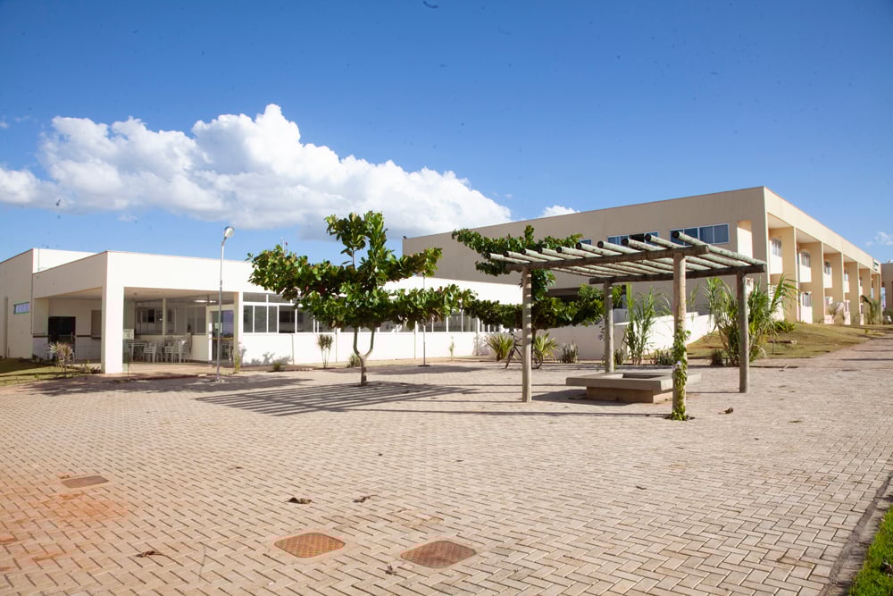 Fachada do Instituto Federal de Goiás com área externa e jardins, em imagem horizontal que remete ao ambiente educacional da rede federal