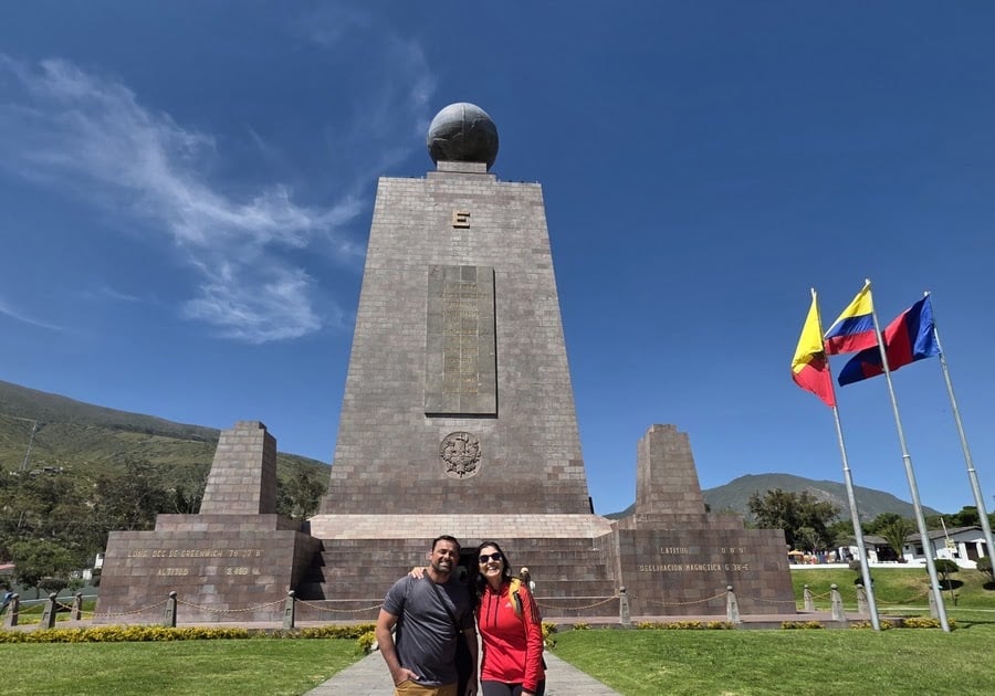 Praça e prédio público com bandeiras, em cidade catarinense de pequeno porte
