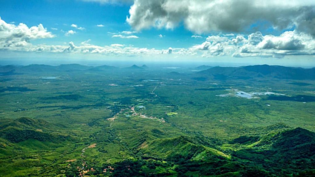 Vista panorâmica de Maranguape CE, com serras ao fundo