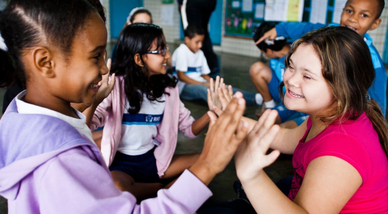 Sala de aula inclusiva com tecnologia assistiva