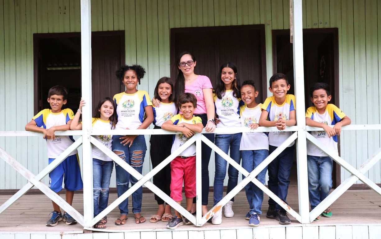 Cena ilustrativa de escola pública no interior da Amazônia Ocidental