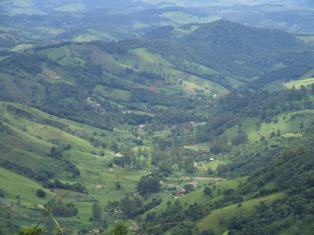 Vista do Vale do Paraíba, com paisagem de montanhas e áreas verdes na região de Lavrinhas SP
