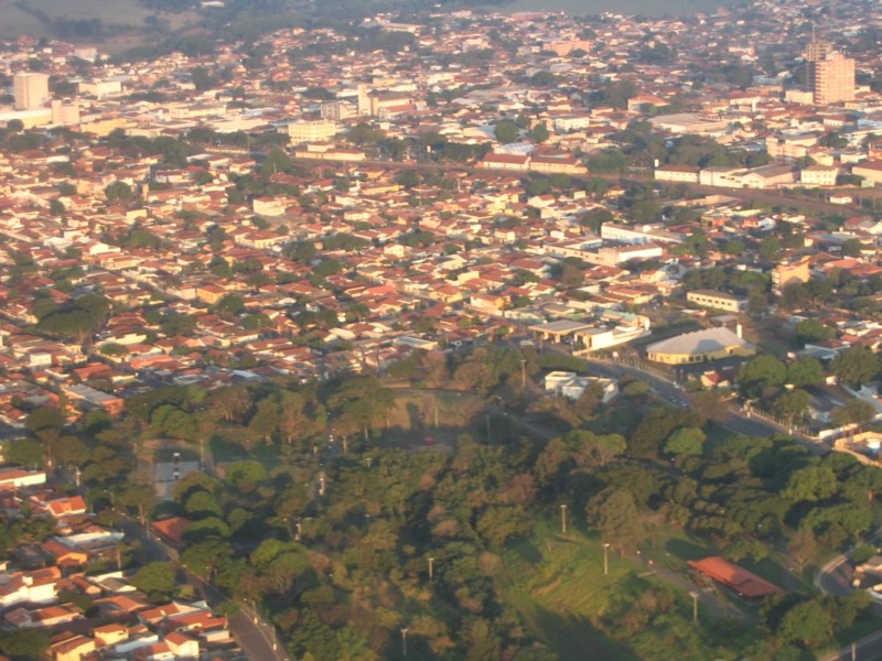 Vista urbana de Assis SP, com áreas verdes e zona central.