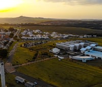 Foto aérea do campus da Faculdade de Ciências Aplicadas da Unicamp em Limeira SP em dia claro.