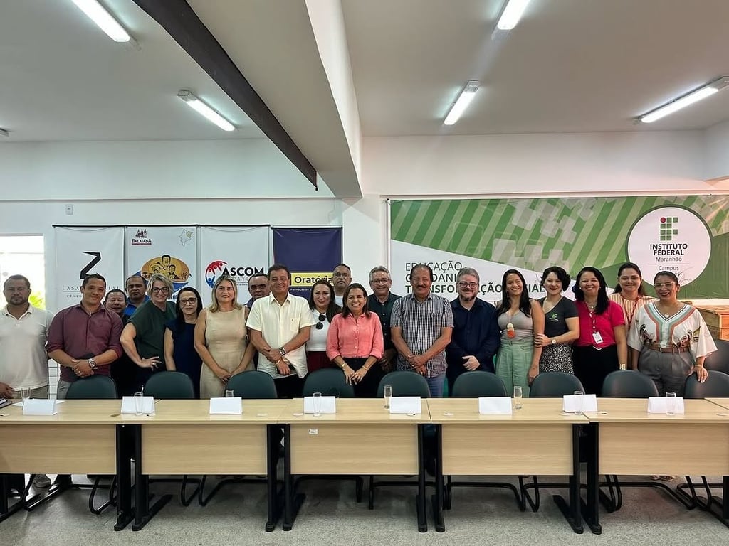 Equipe do IFMA em ambiente institucional, com logotipos ao fundo