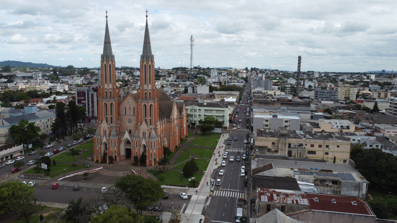 Centro de Venâncio Aires RS, com praça e igreja ao fundo, em vista aérea horizontal