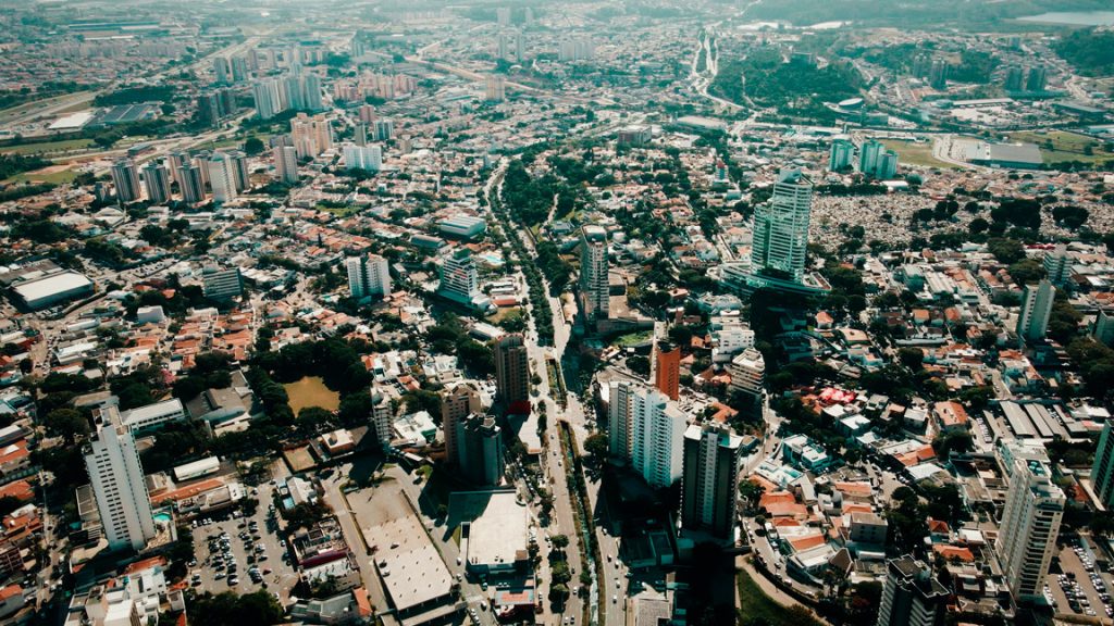Vista aérea de Jundiaí, com a Serra do Japi ao fundo, ao entardecer