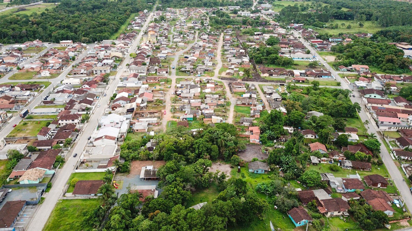 Vista aérea de bairro em Araquari SC, com áreas verdes e zona urbana