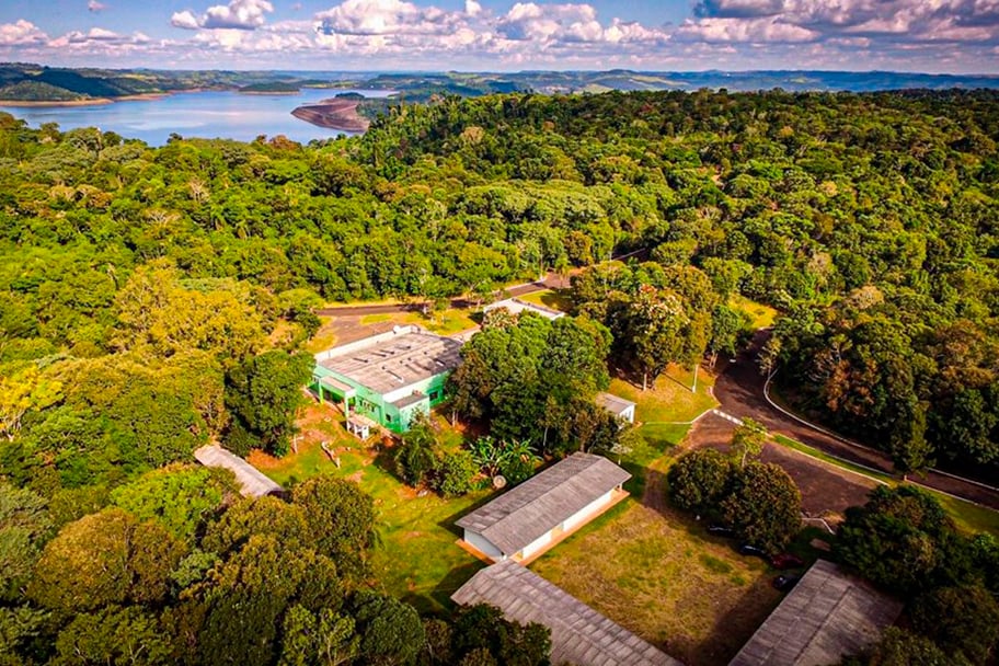 Paisagem rural com corpo d’água e vegetação em Rio Bonito do Iguaçu, PR