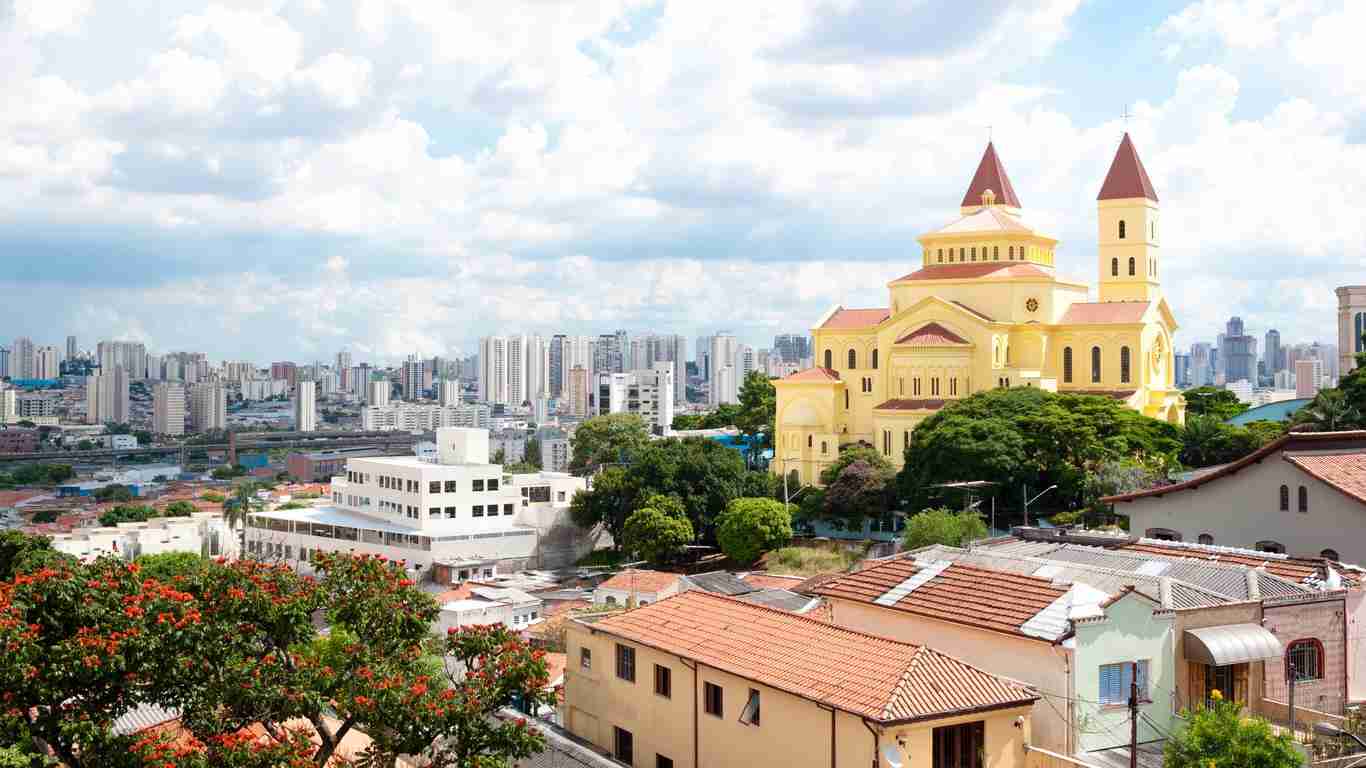 Vista da Zona Leste de São Paulo ao entardecer