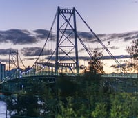 Vista da Ponte Hercílio Luz em Florianópolis ao entardecer