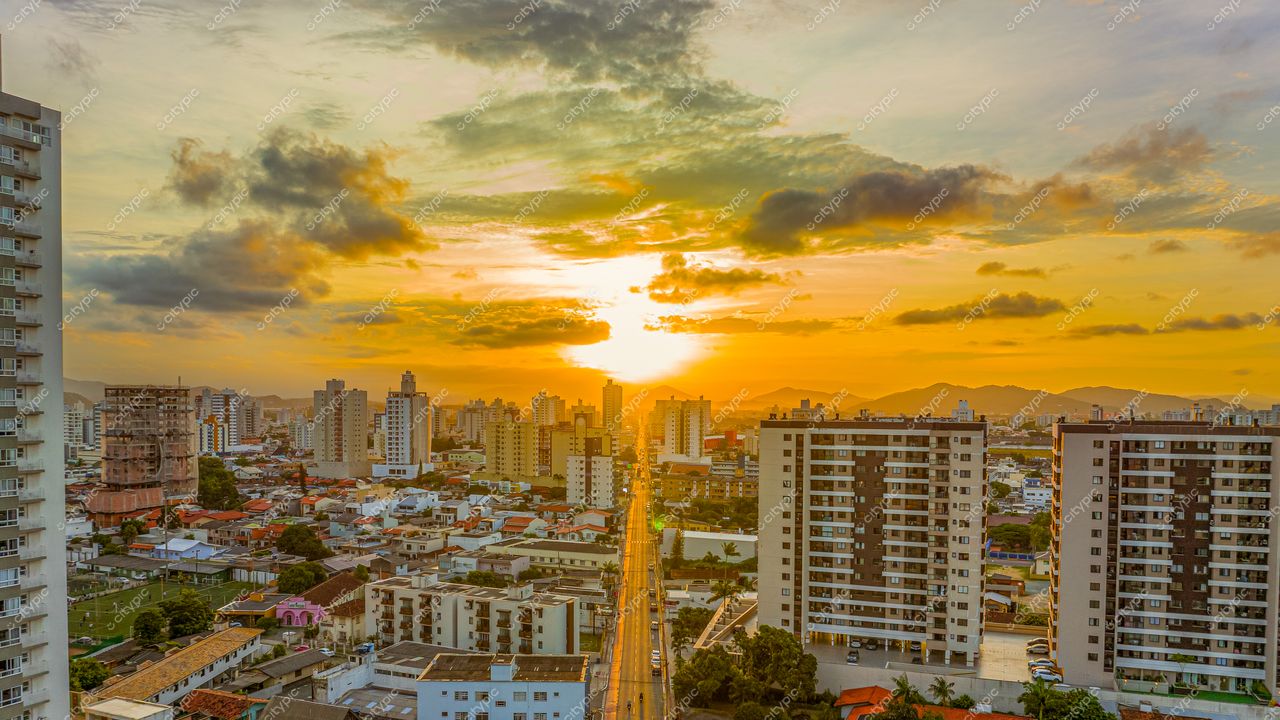 Vista aérea de Itajaí, SC, ao pôr do sol, com destaque para o porto e a orla urbana