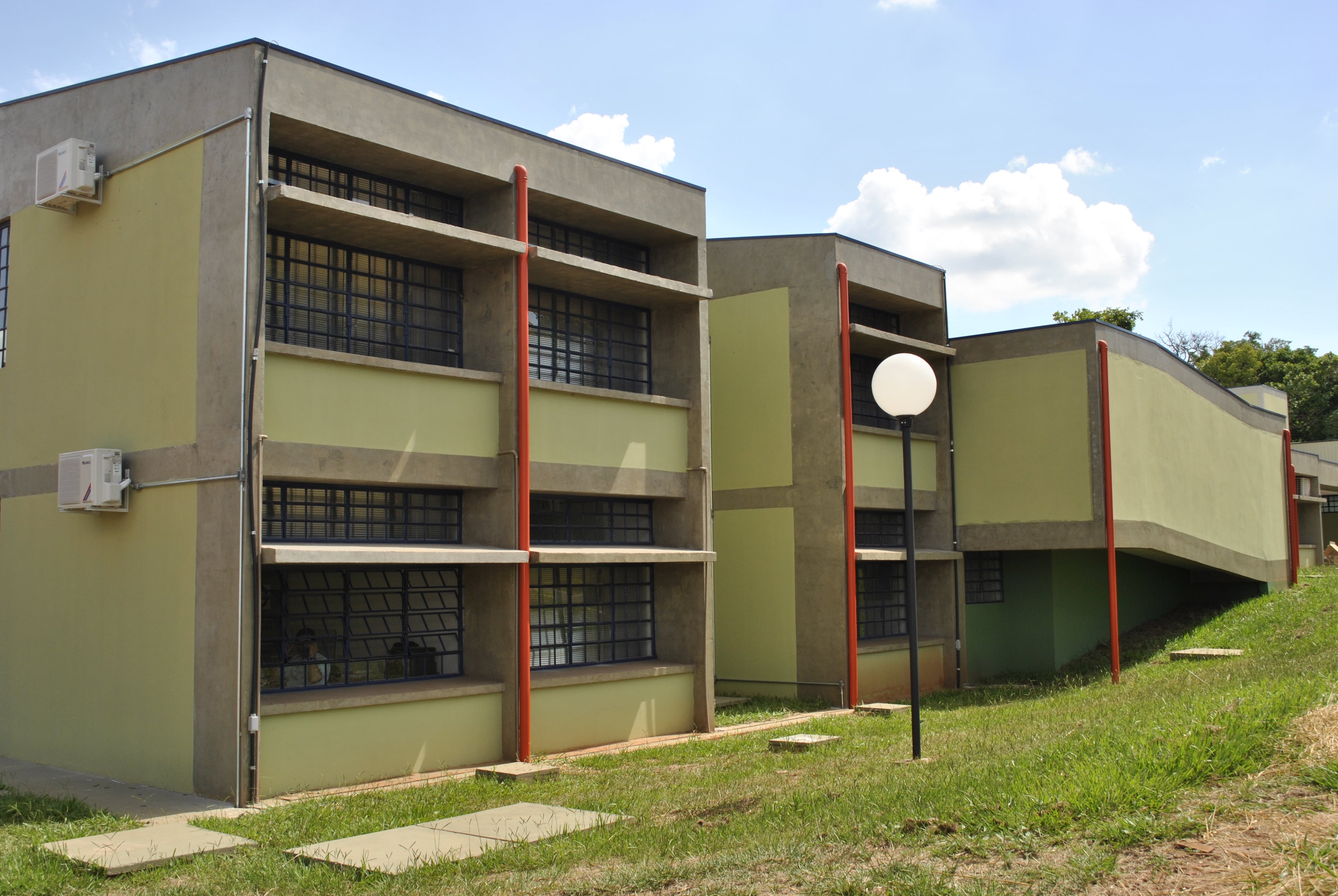 Fachada e áreas verdes da Faculdade de Engenharia de Bauru (Unesp)