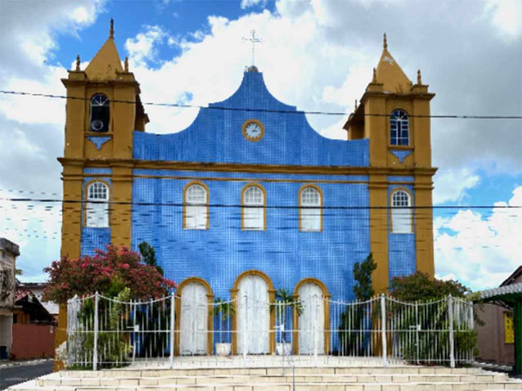 Centro de Pojuca, com igreja e área urbana arborizada