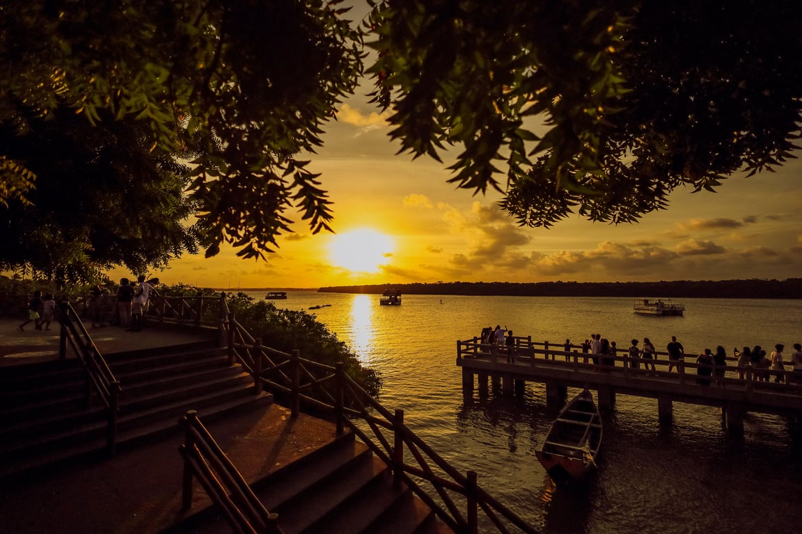 Orla do Rio São Francisco ao entardecer, em Pirapora MG
