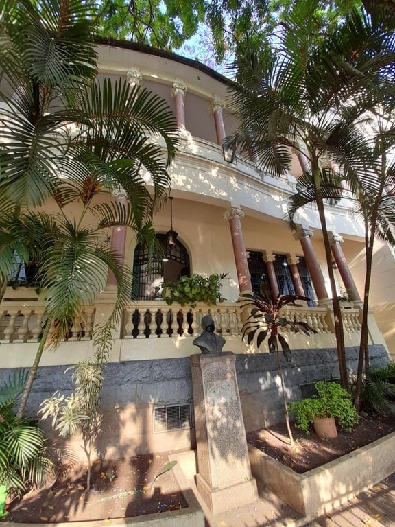 Fachada de prédio com colunas e jardim; imagem ilustrativa de unidade da rede Etec em São Paulo