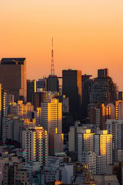 Horizonte de São Paulo ao entardecer, com edifícios e luz dourada