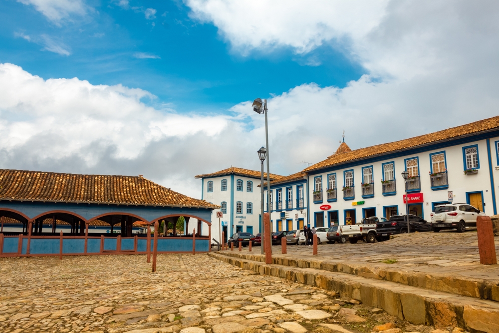 Centro histórico em cidade mineira, com igreja e casario colonial