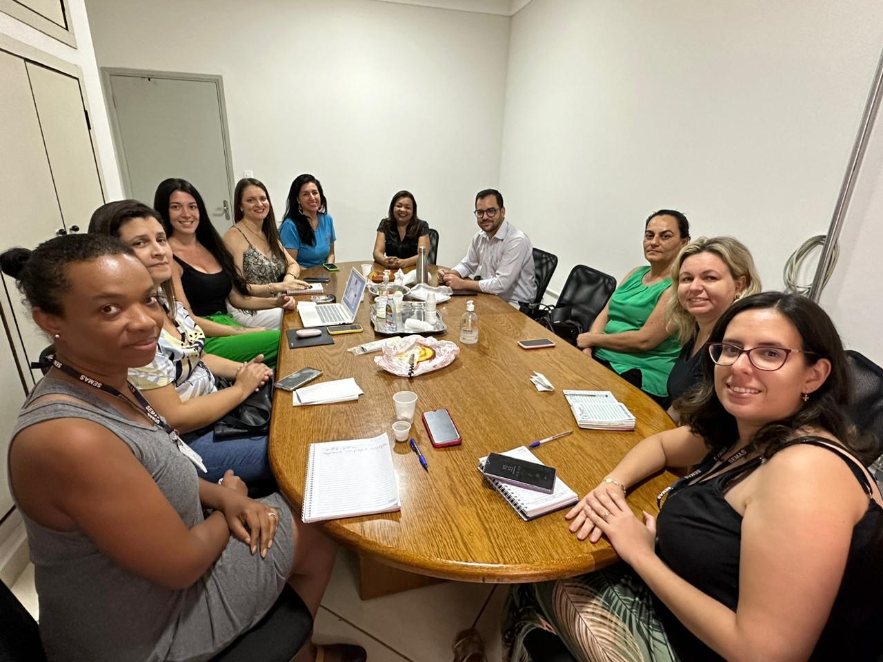 Profissionais de assistência social em reunião de equipe