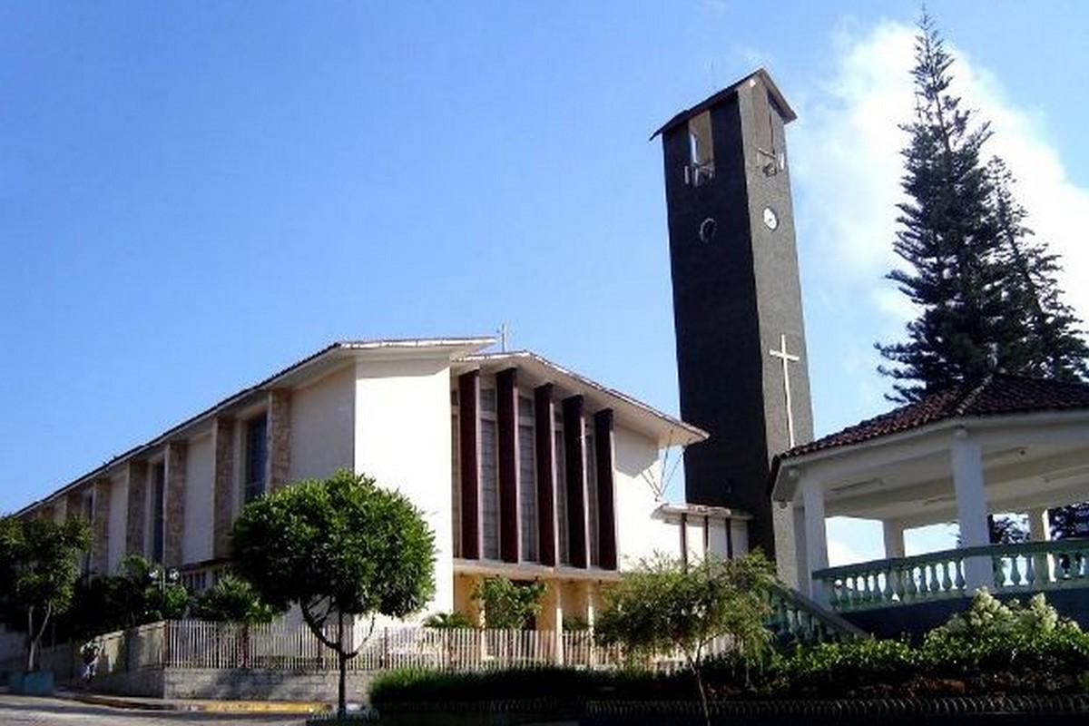 Centro urbano de Carmo do Rio Claro, com igreja matriz e praça