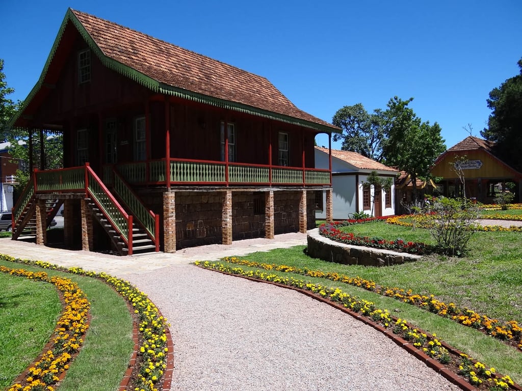 Praça e arquitetura tradicional em cidade do Sul do Brasil