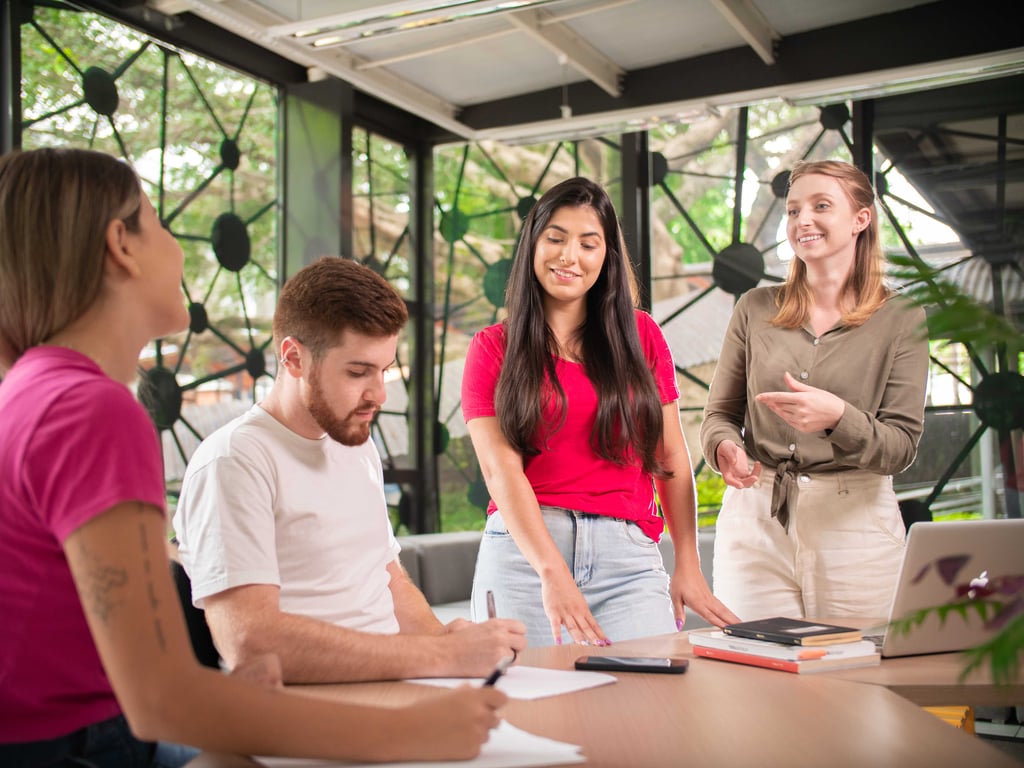 Sala de aula universitária com professor explicando conceitos a estudantes