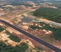 Infraestrutura aeroportuária em área remota da Amazônia Legal com operações logísticas.