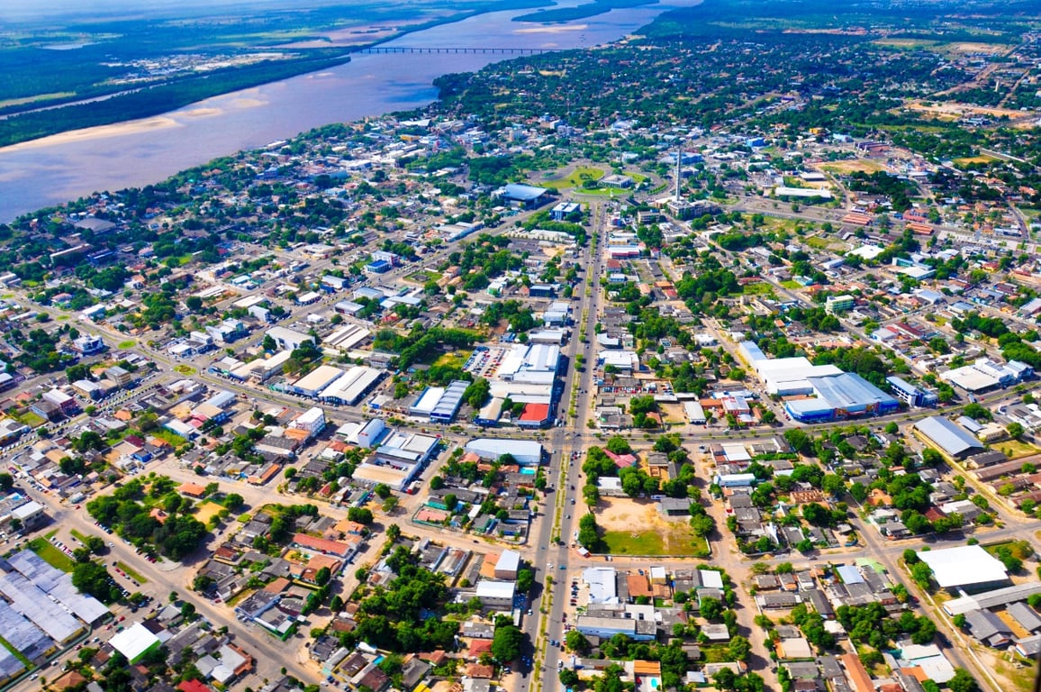 Vista aérea de Boa Vista RR, com o Rio Branco e avenidas arborizadas ao fundo.