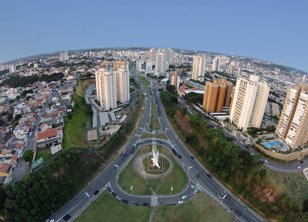 Vista aérea de Jundiaí com áreas verdes e a Serra do Japi ao fundo