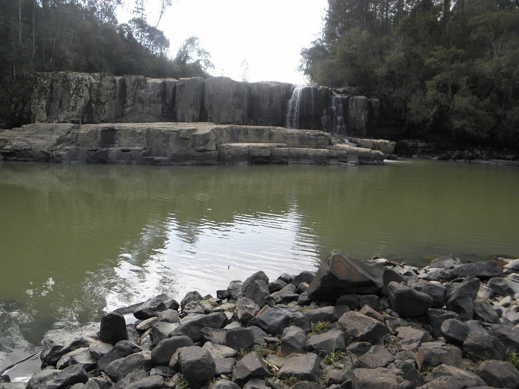 Paisagem natural de Rio do Campo SC, com rio, pedras e queda d’água, em área de mata do Alto Vale do Itajaí