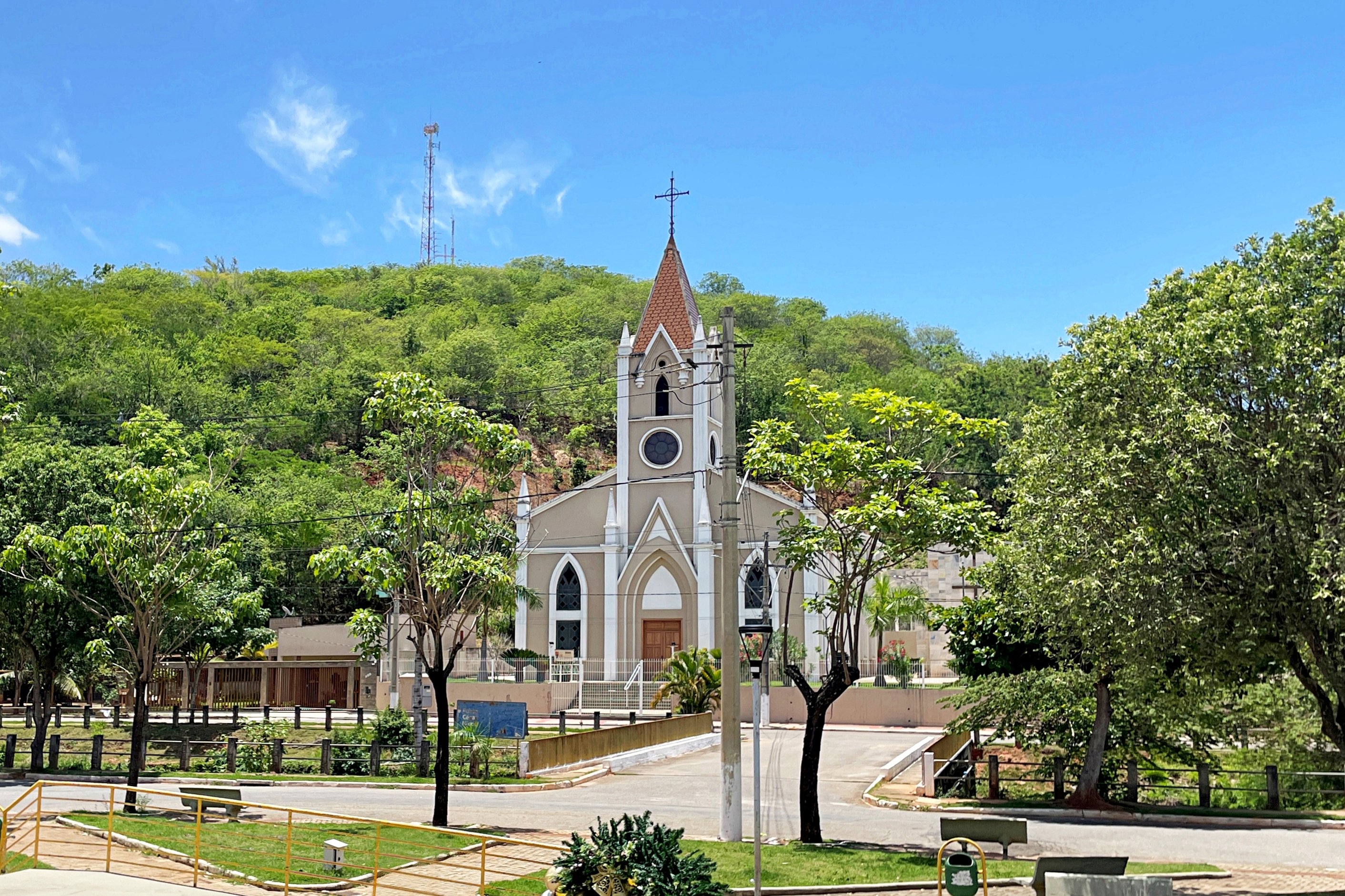 Vista urbana de João Neiva, com igreja ao fundo e área verde ao redor