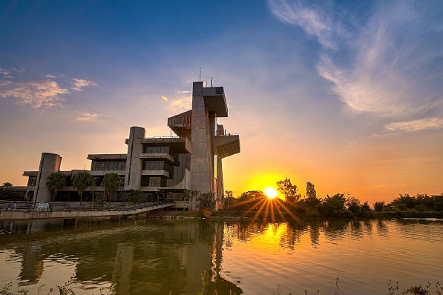 Entardecer com lago em cidade do interior paulista, remetendo ao cartão‑postal urbano de municípios com áreas de lazer à beira d’água