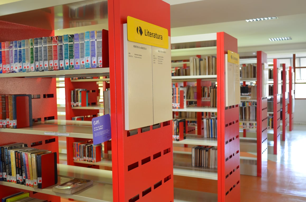 Estantes de biblioteca universitária com obras de literatura