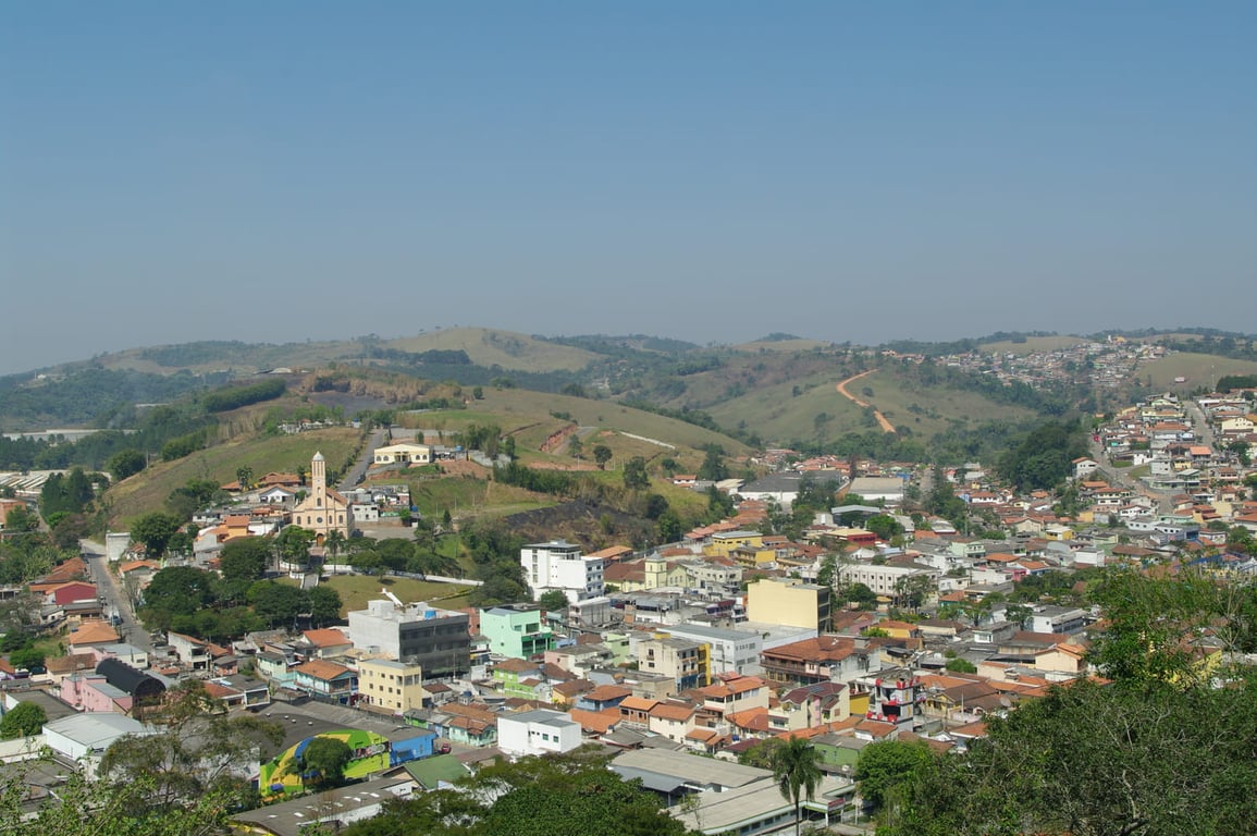 Vista urbana de Santa Isabel (SP), com destaque para a igreja matriz e a paisagem da cidade