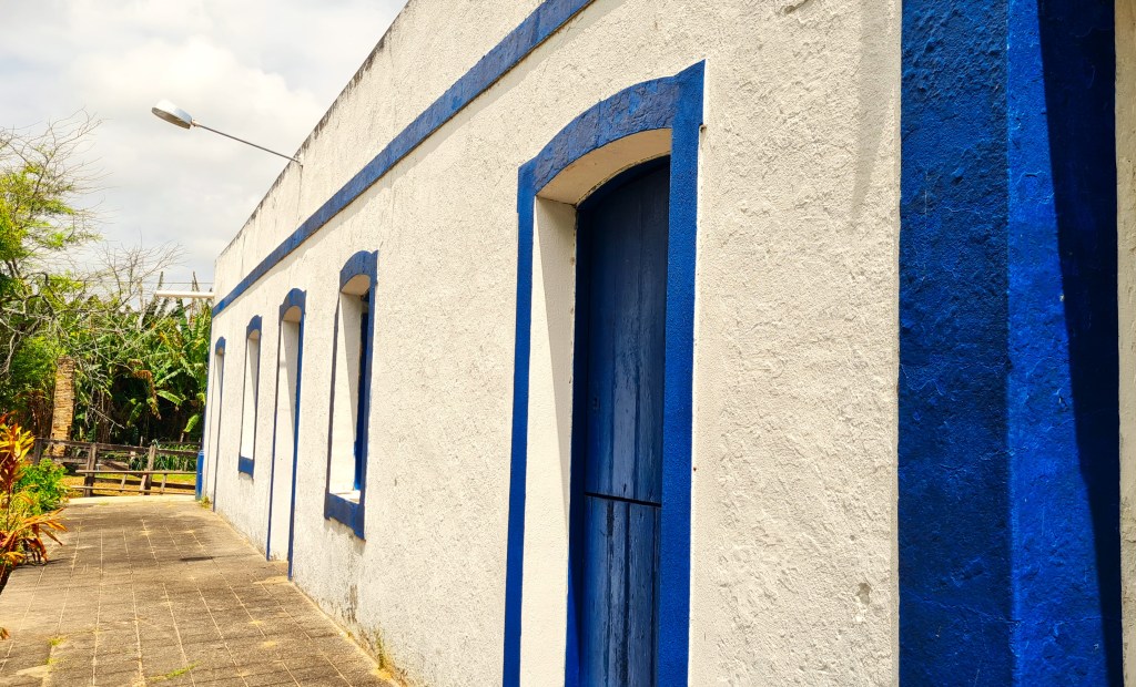 Paisagem urbana no semiárido nordestino, com céu azul e arquitetura simples