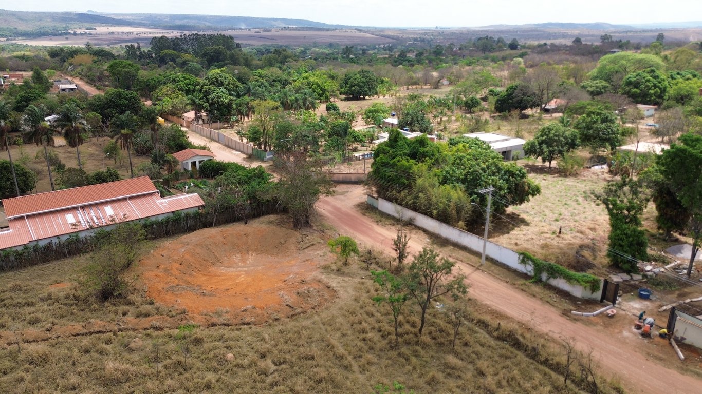 Estrada vicinal em área rural de Mato Grosso, sob céu azul, simbolizando o acesso às escolas do campo