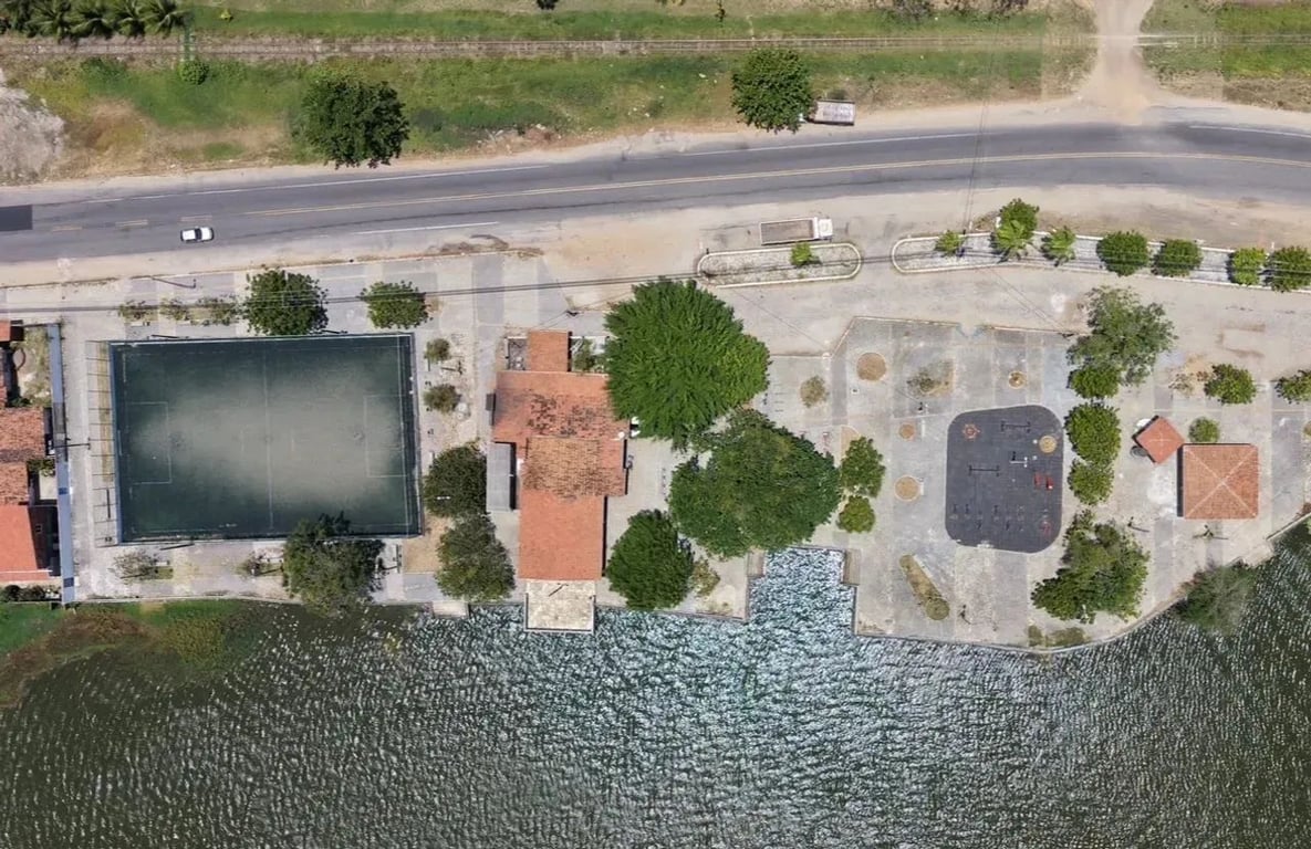 Vista aérea do litoral e área urbanizada próxima a Pecém