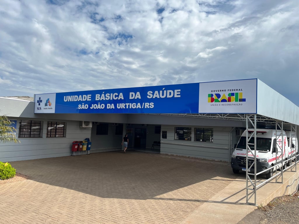 Fachada de Unidade Básica de Saúde com placa do SUS, no interior do RS