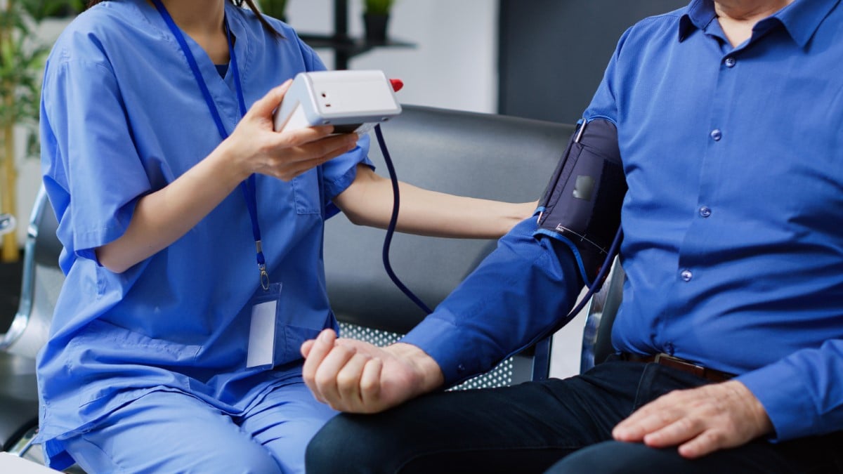 Ambiente clínico com foco em cardiologia