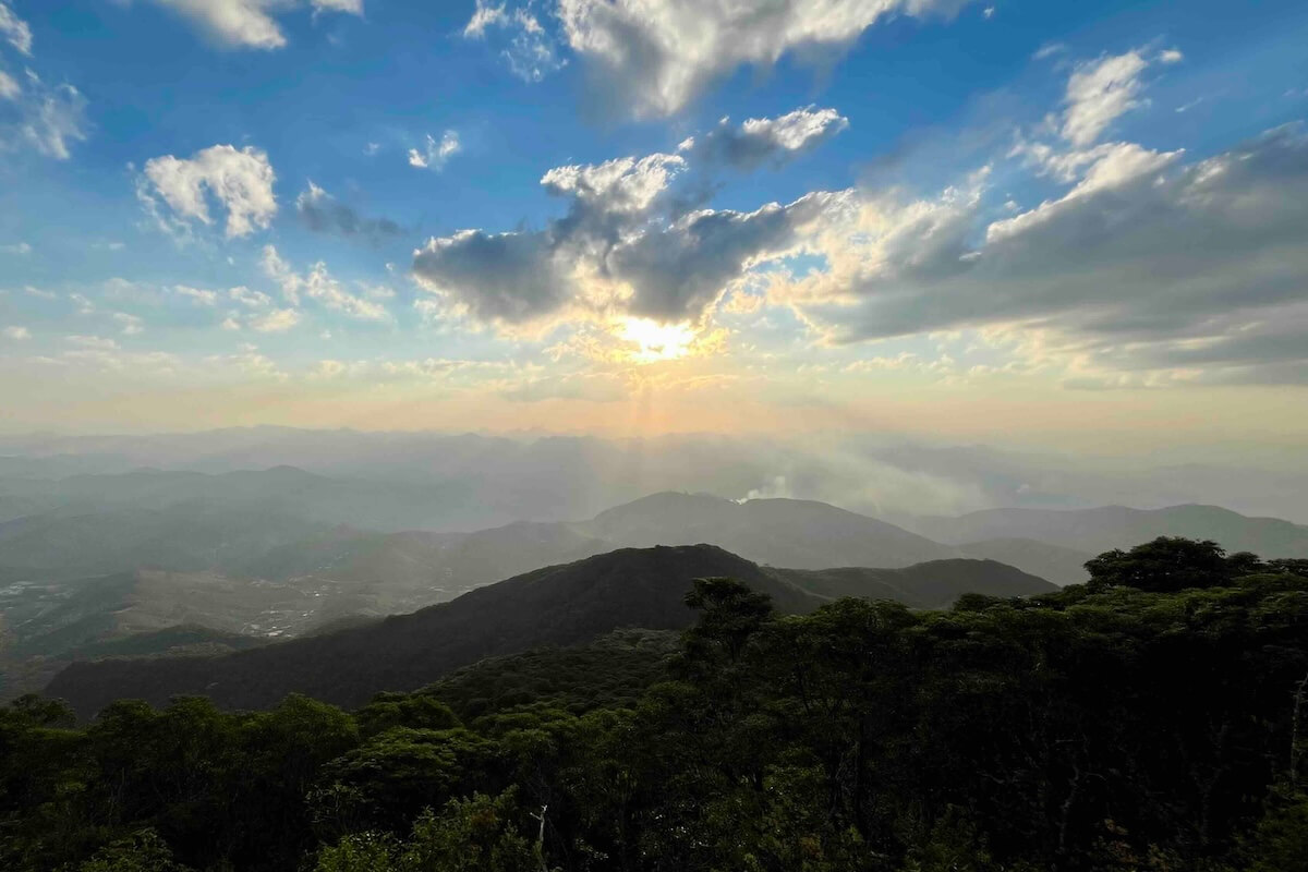 Trilha e horizonte montanhoso no Caparaó