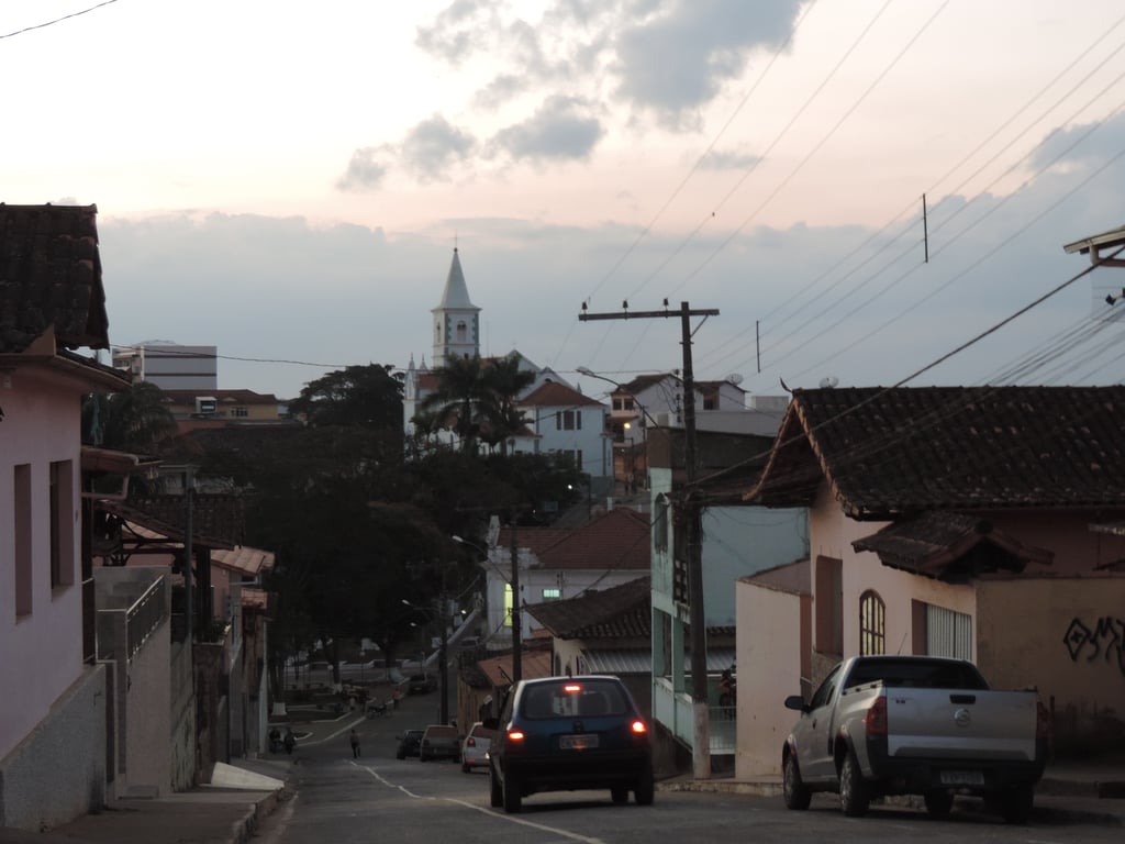 Vista urbana e paisagem serrana de cidade da Zona da Mata mineira
