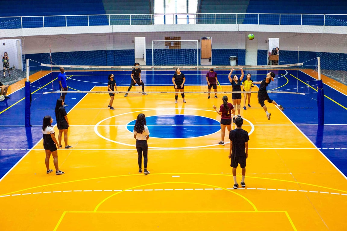 Treino esportivo em ginásio municipal no Brasil