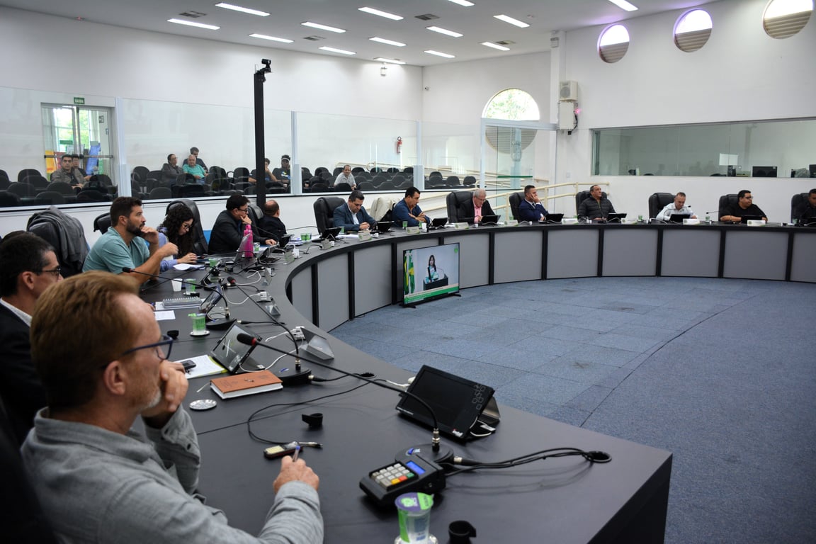 Plenário genérico de uma câmara municipal brasileira, com mesa diretora e assentos, em sessão