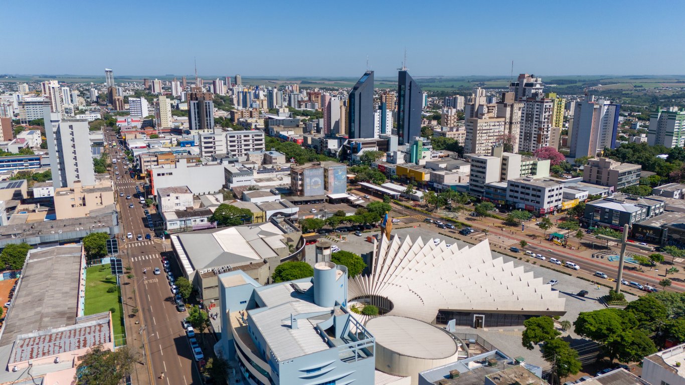 Vista aérea de área urbana com áreas verdes no Oeste do Paraná