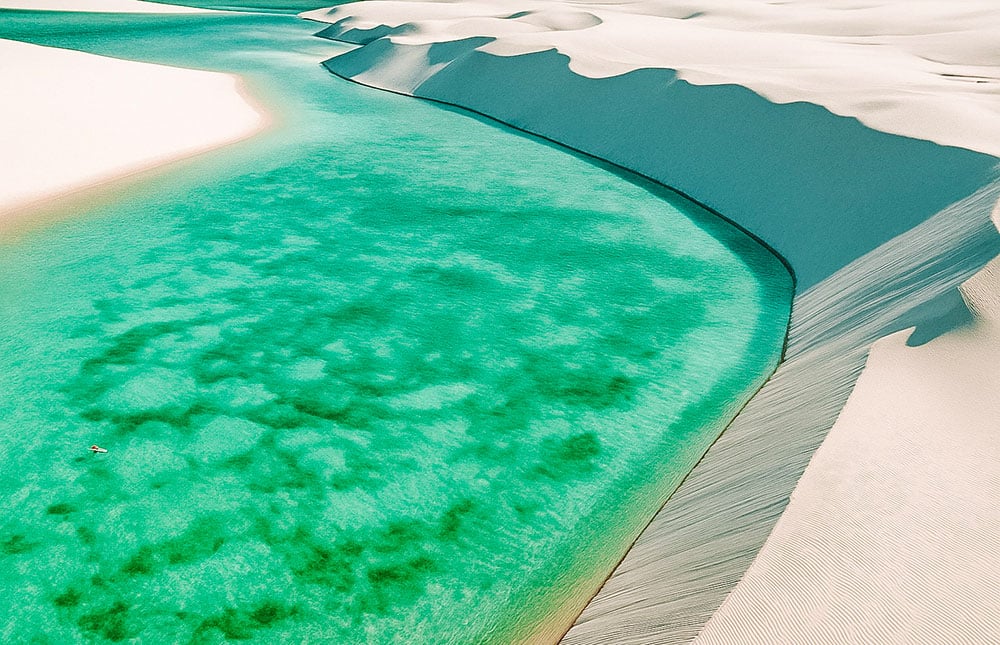 Paisagem da Baixada Maranhense, com campos alagados e tons de verde ao pôr do sol