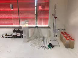 Bancada de laboratório de Química com vidrarias