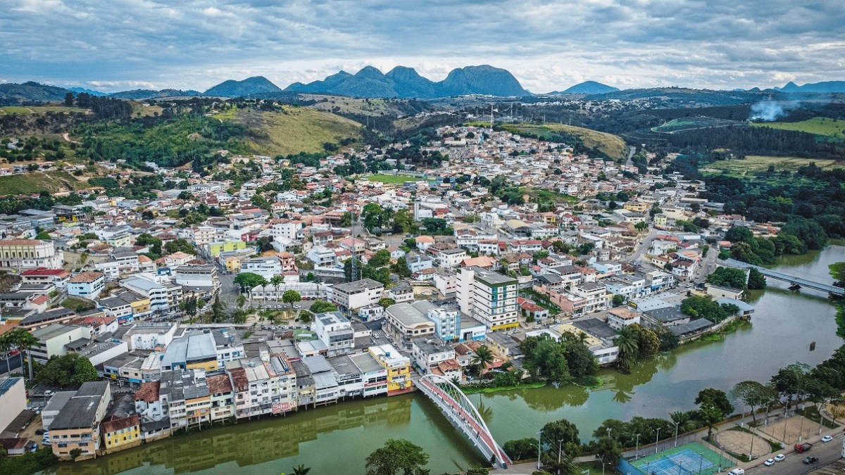 Vista aérea de Nova Venécia ES, com morros ao fundo e área rural
