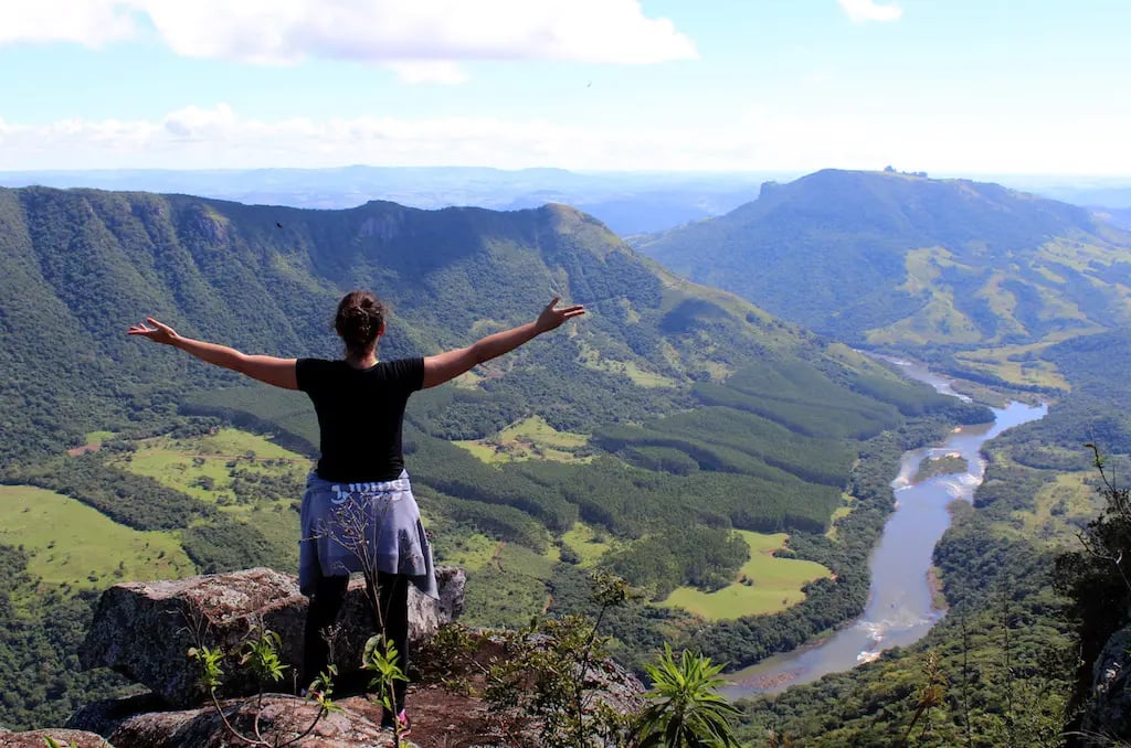 Paisagem de Sapopema PR, com relevo serrano e céu aberto