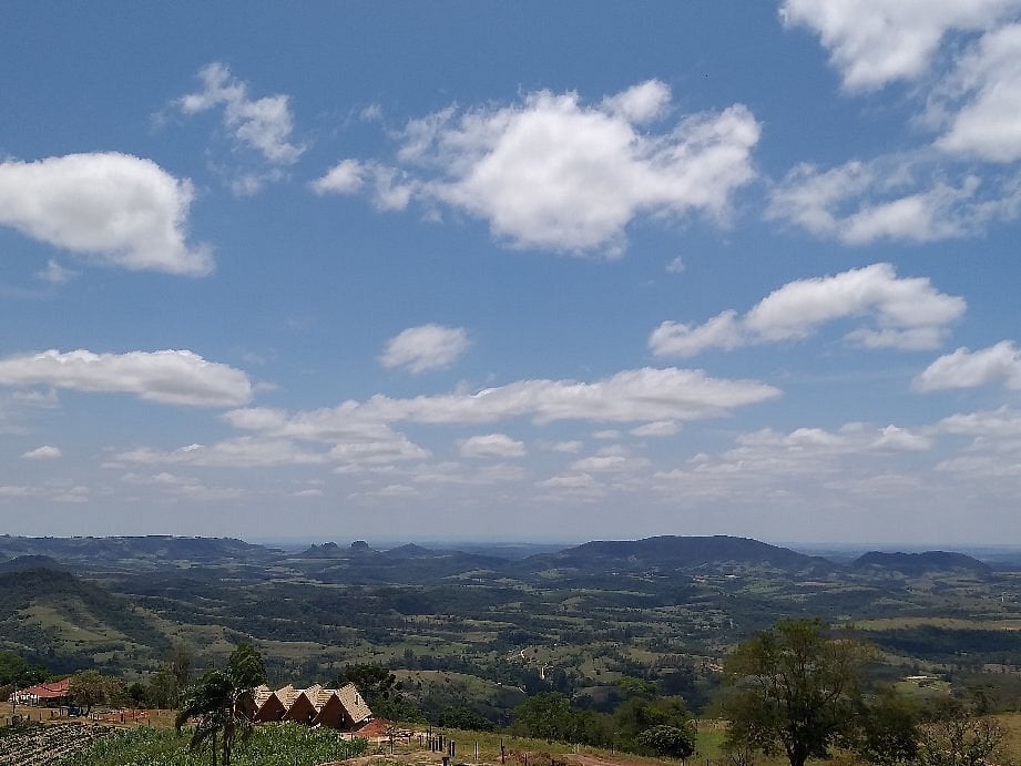 Vista panorâmica da região de Bofete SP, com formações da Cuesta e céu limpo