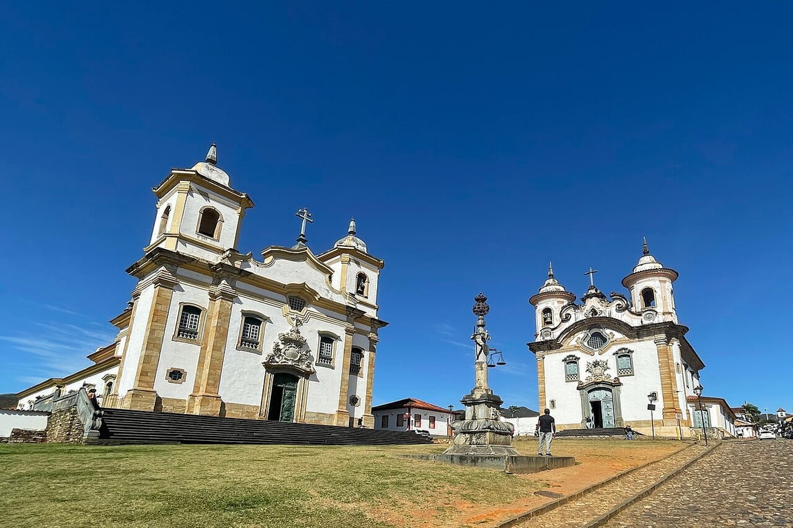 Praça central e prédios públicos de Cláudio MG